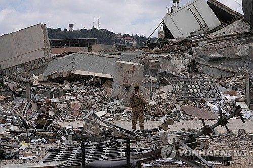 이스라엘과 헤즈볼라 간 전쟁 중 무너진 레바논 중앙은행 나바티예 지점 건물