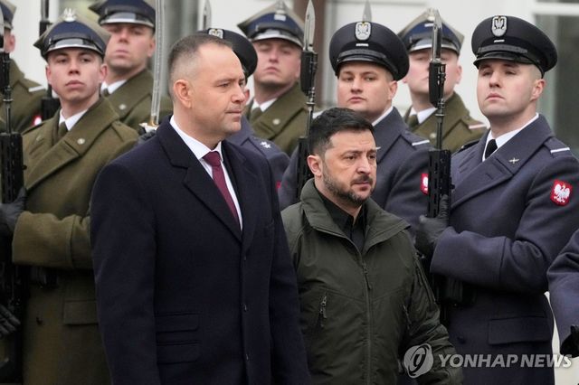 볼로디미르 젤렌스키 우크라이나 대통령(오른쪽), 카롤 나브로츠키 폴란드 대통령