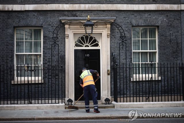 22일 다우닝가 10번지 총리실 앞