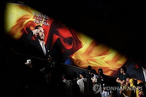 에스프리에야 당선인의 트레이드 마크가 된 경례 