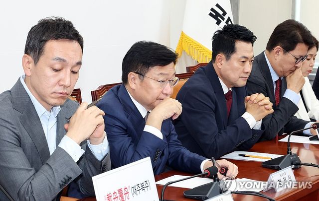 최고위원회의, 생각에 잠긴 국민의힘