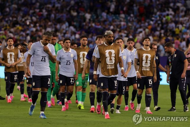 2-2로 비기고도 마치 패배한 것 같은 표정의 우루과이