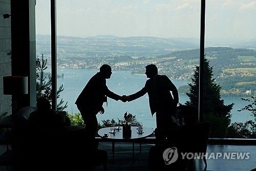 이란 전쟁 종식 합의 진전을 위한 고위급 회담을 위해 스위스에 모인 대표단 관계자들. [AFP 연합뉴스. 재판매 및 DB 금지]