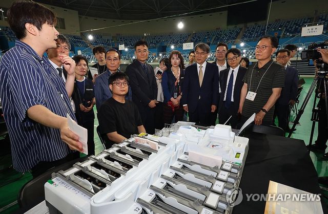 개표 준비 상황 점검하는 노태악 전 선관위원장