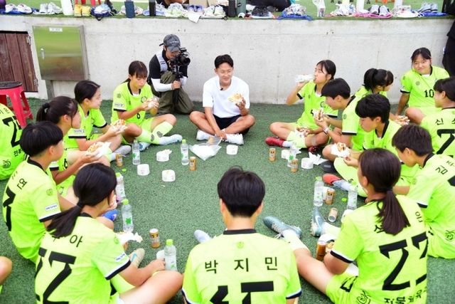 전북현대모터스 이승우 선수가 전북체육중 여자축구부 선수들과 햄버거를 먹는 모습