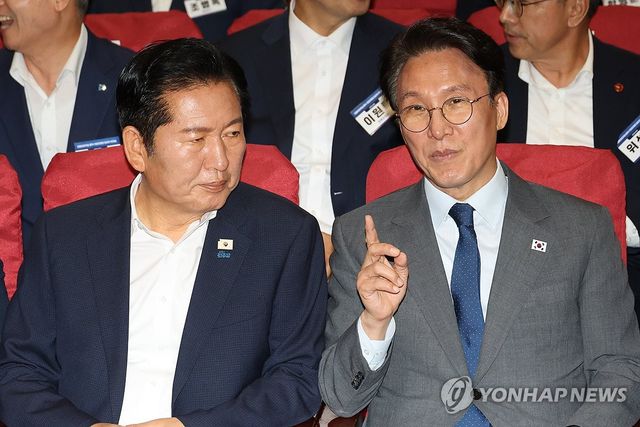 지방선거 당선자 워크숍에서 만난 정청래 대표와 김민석 총리