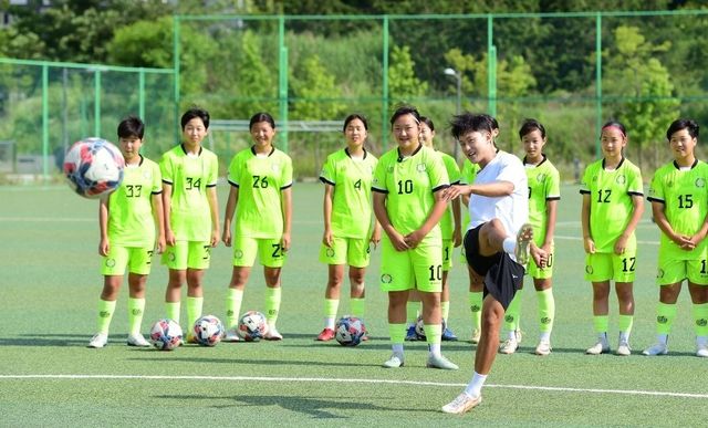 전북현대모터스 이승우 선수가 전북체육중 여자축구부 선수들을 지도하는 모습