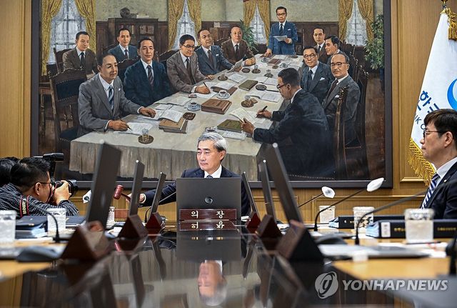 의사봉 두드리는 신현송 한국은행 총재