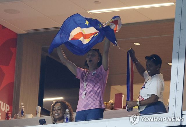 관중석에서 응원하는 카보베르데 골키퍼 보지냐 어머니