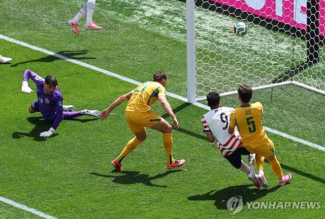 호주 버지스의 미국전 자책골 장면.
