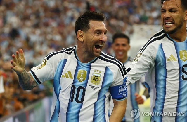 2번째 골을 성공하고 기뻐하는 '축구의 신' 리오넬 메시