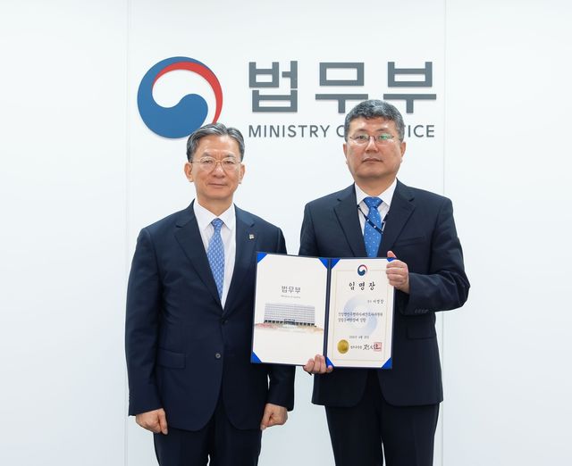정성호 법무부 장관(왼쪽)과 이영창(사법연수원 33기) 검사