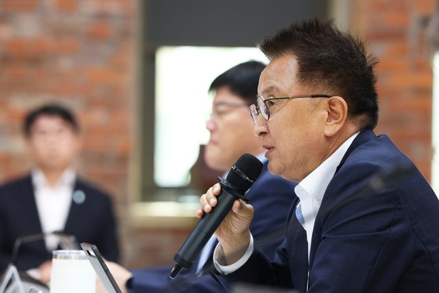 확대간부회의 주재하는 김영환 충북지사