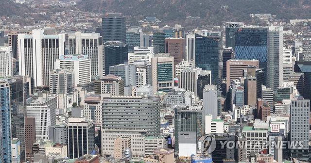 서울 남산에서 바라본 도심 주요 기업체 건물 모습