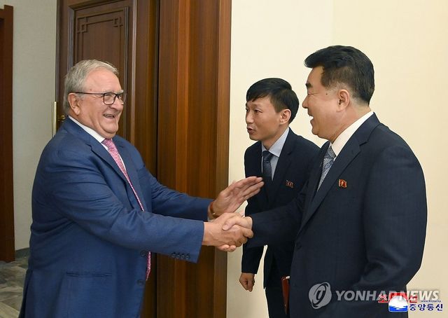 세계야구연맹 회장과 악수하는 북한 체육상