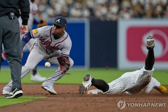 대주자로 나와 2루 도루에 성공한 송성문 