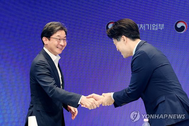 인사하는 이억원 위원장-노용석 제1차관
