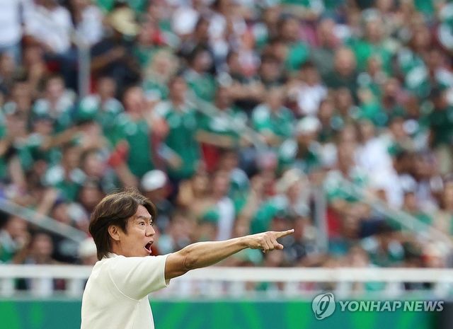 작전 지시하는 홍명보 감독