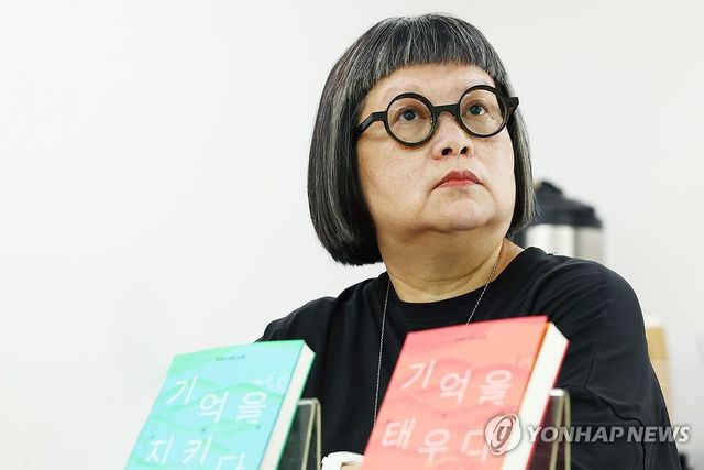 질문 듣는 찬와이 작가