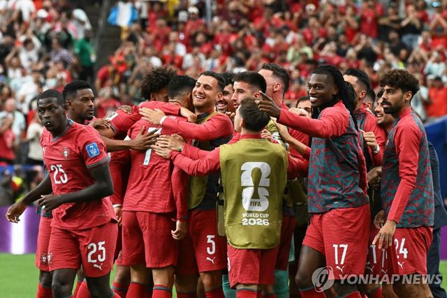 호날두의 골에 기뻐하는 포르투갈 선수들