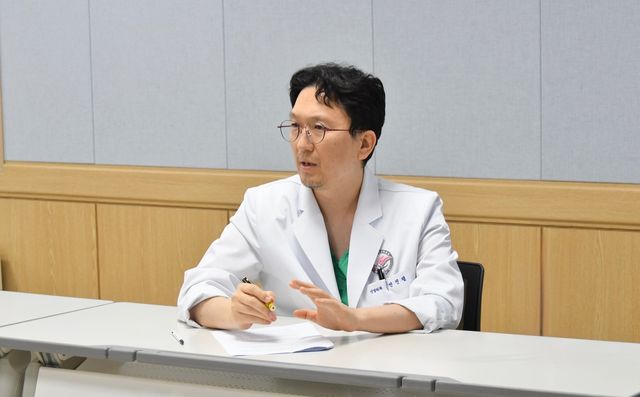 인터뷰하는 전진평 춘천성심병원 신경외과 교수