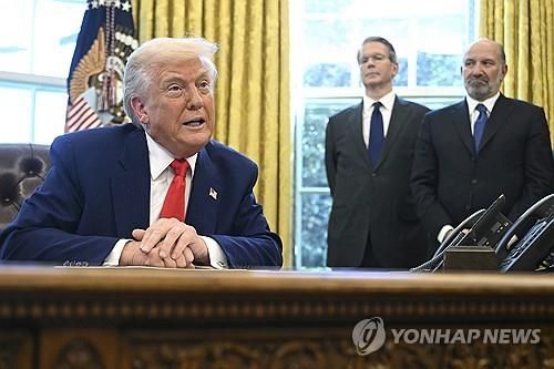 트럼프 대통령 뒤에 선 베선트 재무장관(가운데)과 러트닉 상무장관