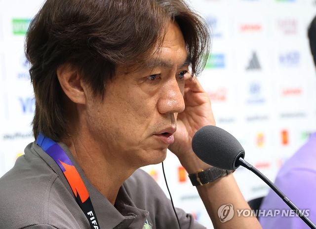 질문에 답하는 홍명보 감독