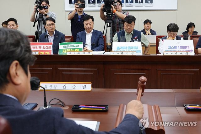 내년도 최저임금 인상률 본격 논의