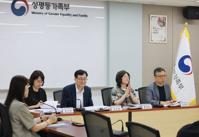 김성철 성평등가족부 안전인권정책관(가운데)이 23일 정부서울청사에서 성폭력 유형별 실태 및 대응 계획 등을 담은 '2025년 성폭력 안전실태조사' 결과를 브리핑하고 있다. [성평등가족부 제공. 재판매 및 DB 금지]