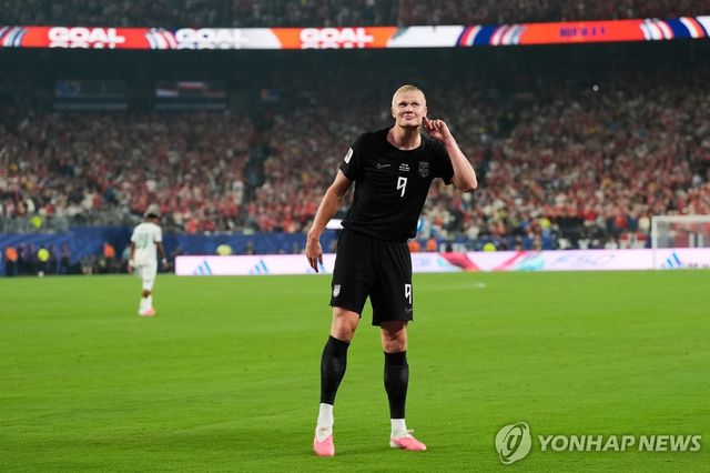 골 세리머니 하는 노르웨에 엘링 홀란.