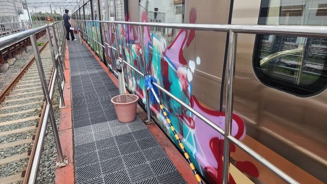 부산도시철도 전동차에 그라피티