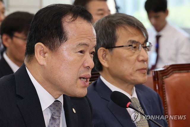 발언하는 위철환 선관위원장 직무대행