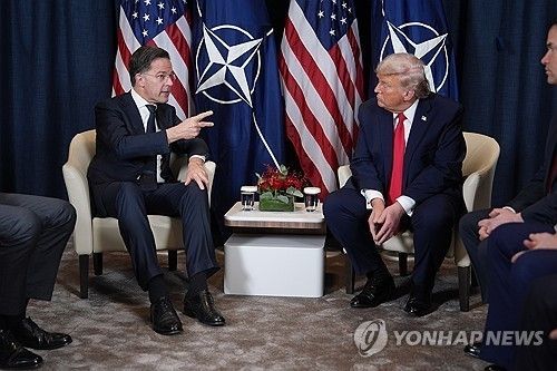 뤼터 나토 사무총장(왼쪽)과 트럼프 미국 대통령 [AP=연합뉴스 자료사진. 재판매 및 DB 금지]