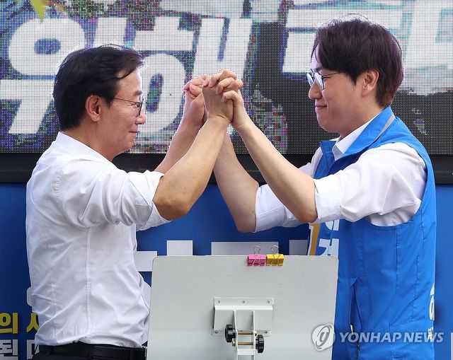 6·3 지방선거에서 구포시장 합동 유세 나선 전재수·하정우