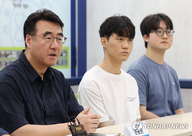 인터뷰하는 저명 학술지 논문 실은 서울과학고 출신 학생들과 교사