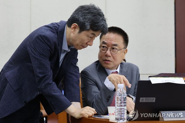 선관위 국조특위, 대화하는 윤건영-서범수