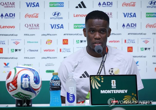 기자회견 참석한 스페펠로 시톨레