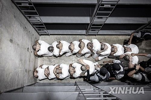 미국에서 추방돼 엘살바도르 테러범 수용소에 수감된 남미 갱단 조직원들