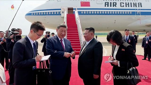 출국 앞두고 김정은과 환담하는 시진핑