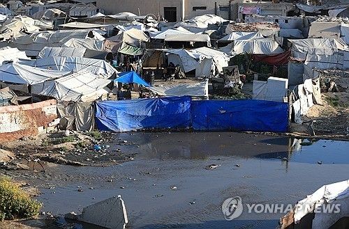 오물과 쓰레기가 밀려온 가자지구 해변 천막촌