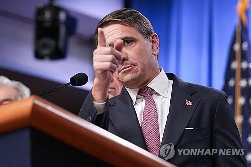 부정수급자 조사 기자회견 하는 블랜치 미 법무장관 대행
