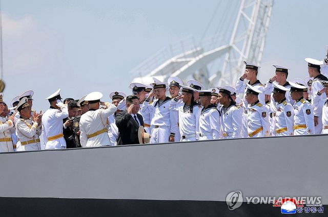 김정은, 5천t급 구축함 최현호 정식취역식 참석