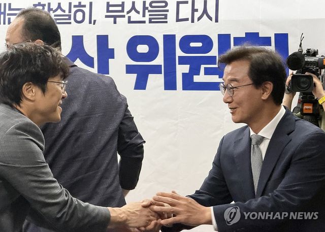인수위원과 악수하는 전재수 당선인