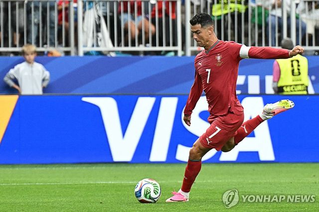팀의 3번째 골 넣는 호날두