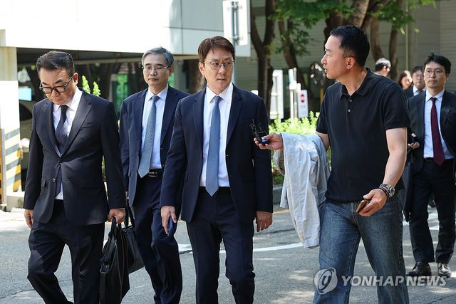 JTBC 회생 대표자 심문 위해 법정 향하는 전진배 대표