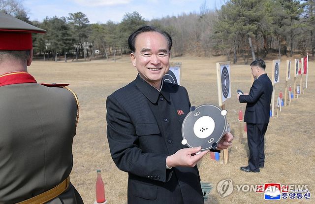 북한 조용원 ,표적지들고 함박웃음