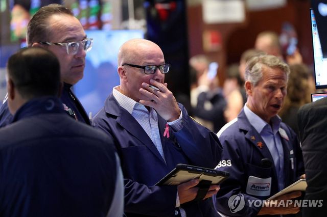22일(현지시간) 뉴욕증권거래소(NYSE) 트레이더들