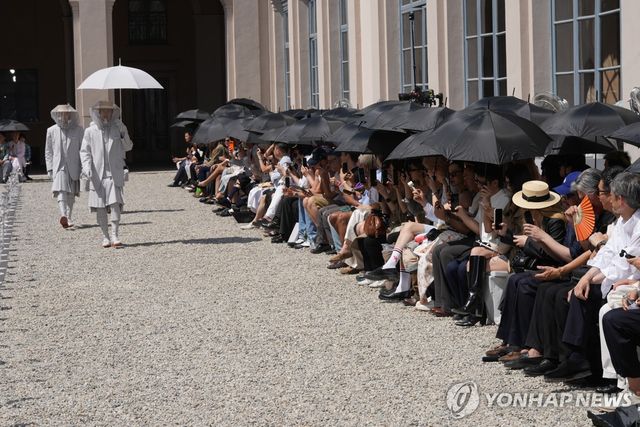 밀라노에서 열린 폭염 속 톰 브라운 컬렉션 공개