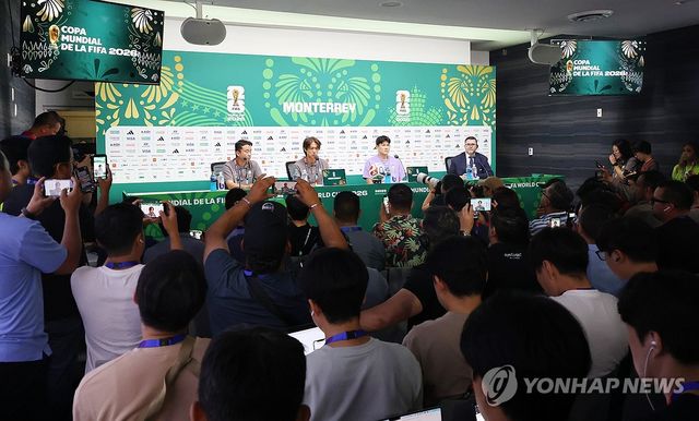 질문 듣는 홍명보 감독과 김민재