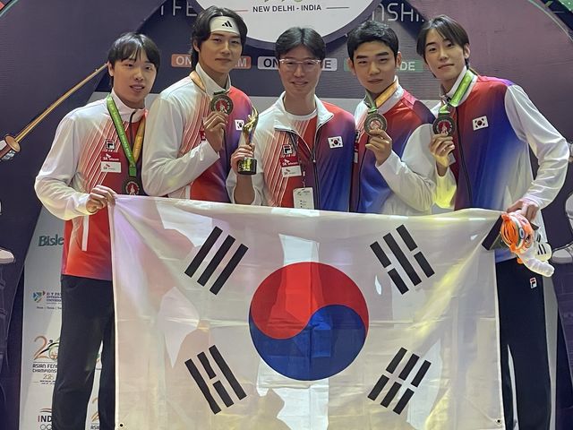 남자 사브르 대표팀의 박상원(왼쪽부터), 오상욱, 원우영 코치, 황희근, 도경동[대한펜싱협회 제공. 재판매 및 DB 금지]
